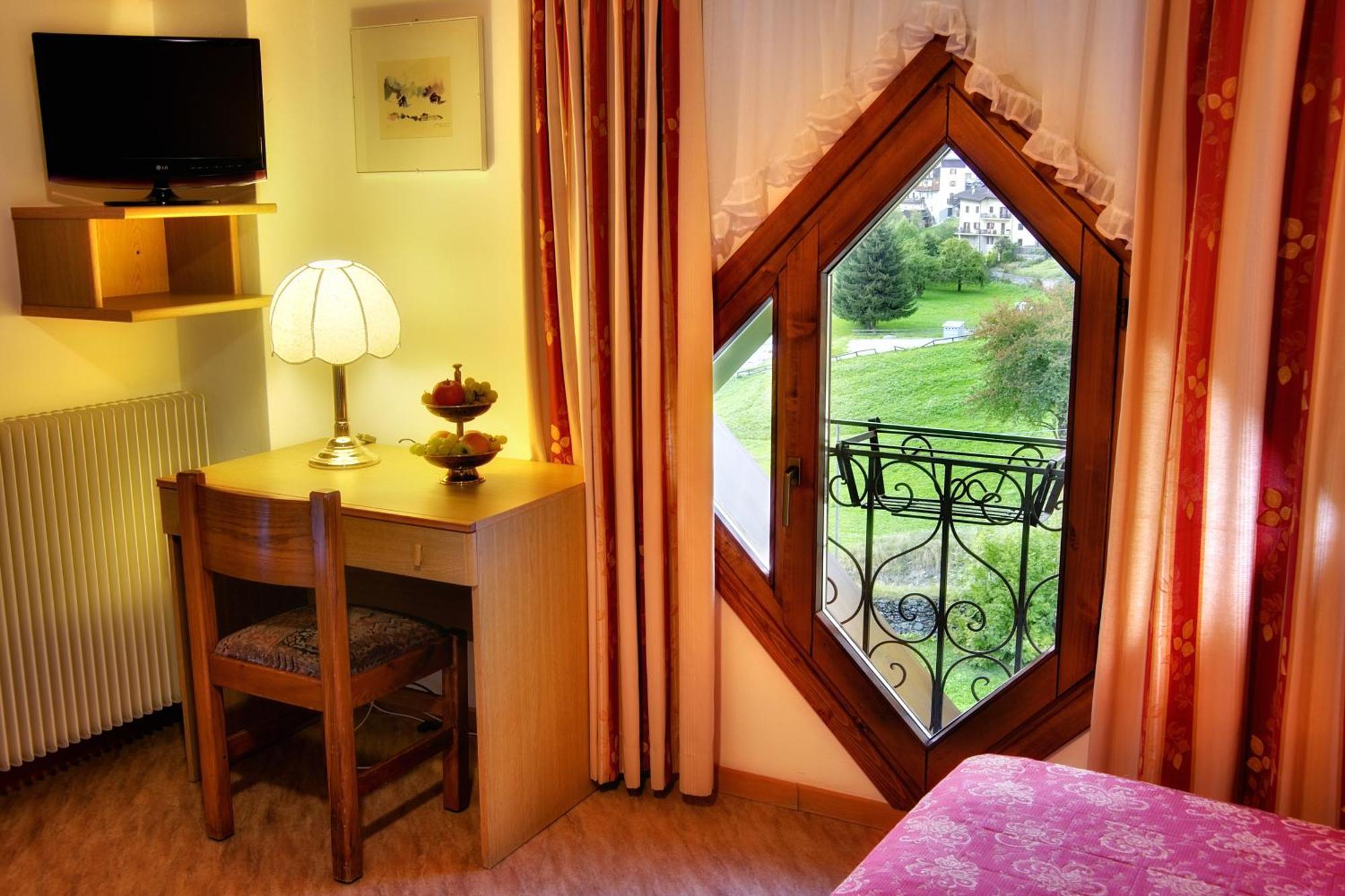 Albergo Miramonti Раби Екстериор снимка